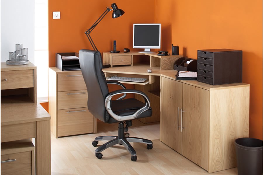 Oakwood Corner Office Desk With Keyboard Tray