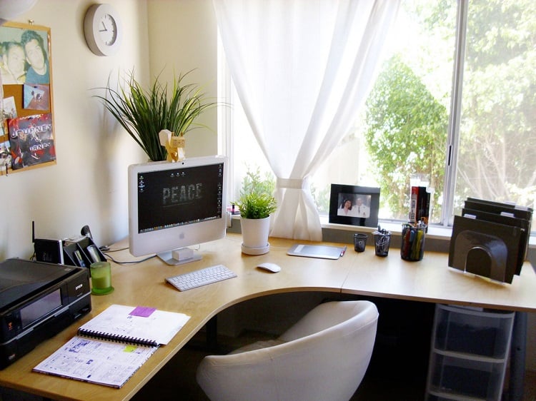 15 Ways To Uniquely Decorate Your Office Desk | ChairOffice