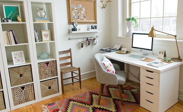 15 Ways To Uniquely Decorate Your Office Desk